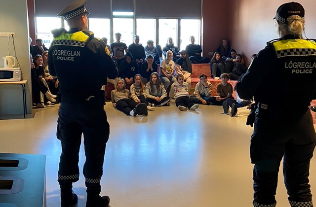 Samfélagslögreglan og Fjörheimar í heimsókn til Myllubakkaskóla