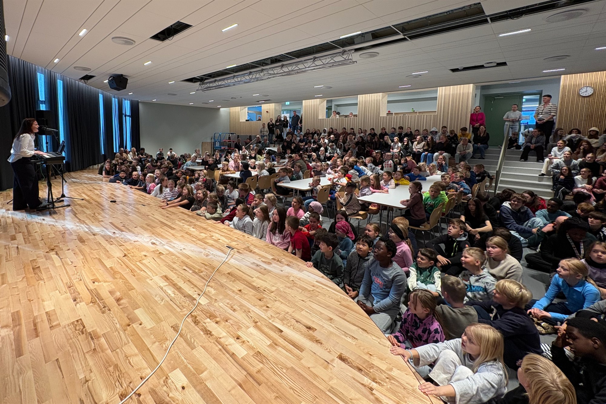 Nýr salur Myllubakkaskóla fylltist af söng og gleði